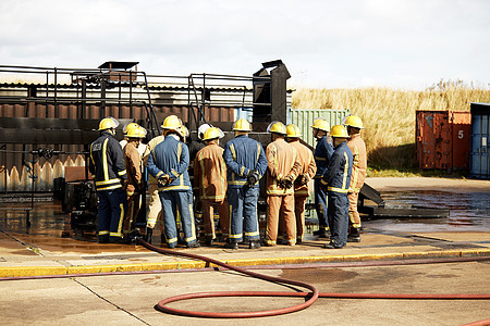 消防员培训小组听取培训设施监督员后视图片