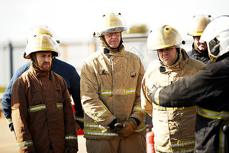 消防员培训倾听培训设施主管的意见图片