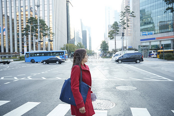 韩国首尔市过马路的女人图片