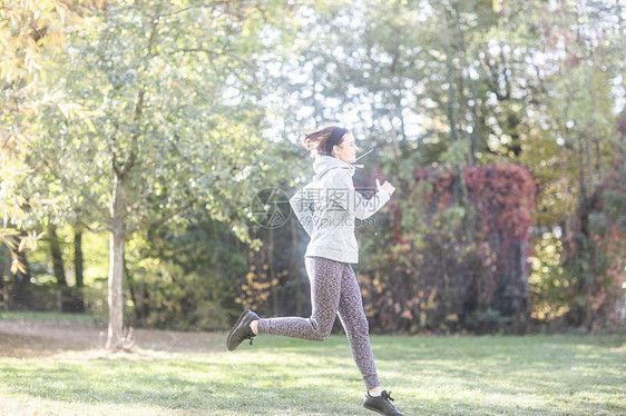 在公园的慢跑的女人图片