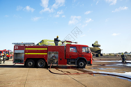 联合王国达林顿培训中心消防员和消防车图片