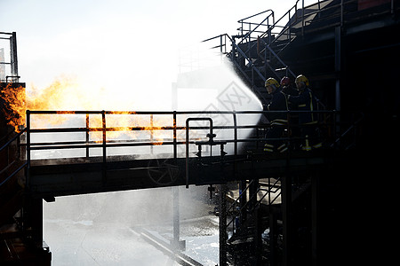 联合王国达林顿消防员培训在燃烧的建筑上灭火图片