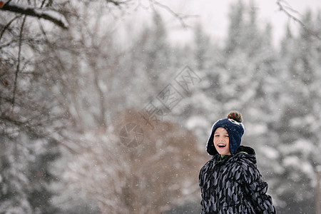 冬天雪中的男孩图片