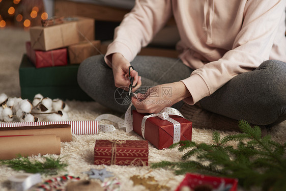 女人在包装圣诞礼物图片