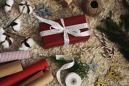 地毯上的包装好圣诞礼物和其他装饰图片