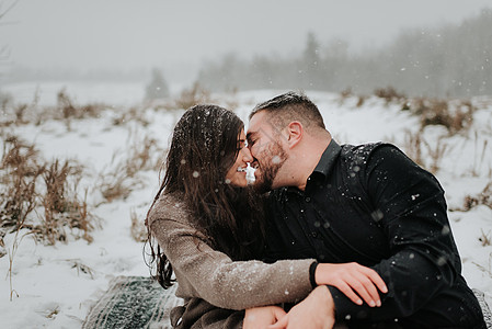 在加拿大乔治敦的雪中亲吻的情侣图片