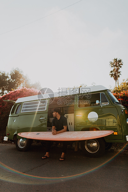 美国加利福尼亚州文图拉带着冲浪板一起乘坐面包车旅行的人图片