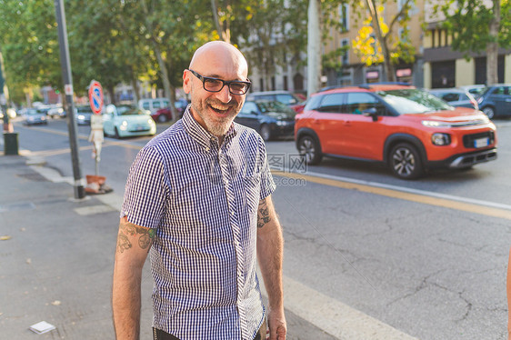 快乐的成熟男人在市街上图片