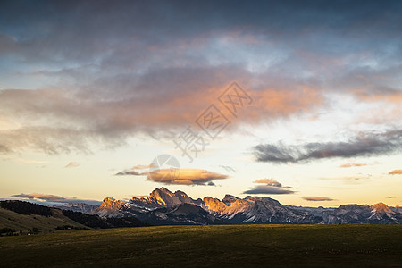 阿尔卑斯山施泰纳内斯塔特的日出图片