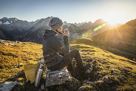 奥地利卡文德尔区丹特里斯蒂罗尔喝水远望的登山者图片