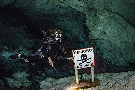 墨西哥金塔纳罗奥图卢姆的潜水员图片