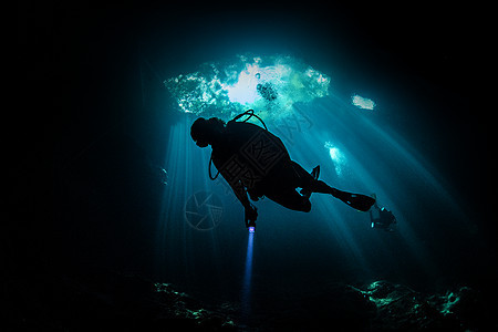 墨西哥金塔纳罗奥图卢姆的潜水员图片