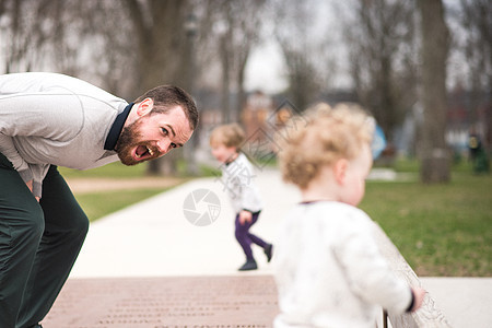父亲在公园里为儿子欢呼图片