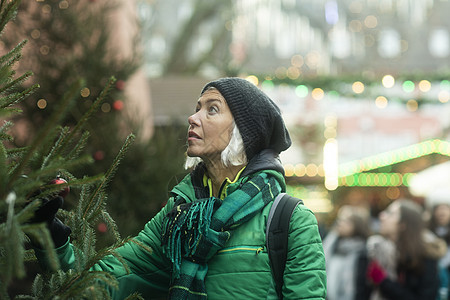 圣诞节在街上抬头看的女人图片