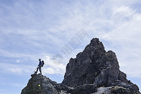 瑞士瓦莱斯马特洪峰塞文山岩石峰徒步旅行者图片