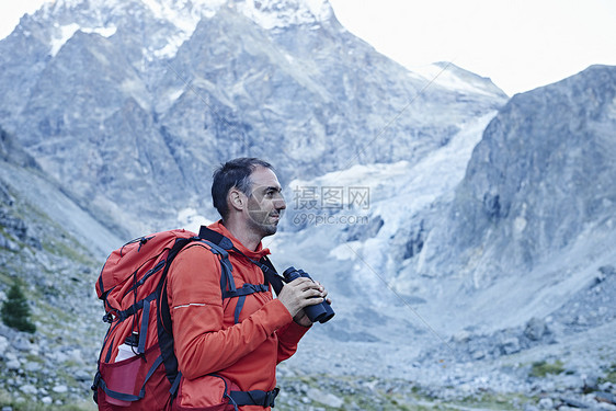 拿着望远镜的登山者瑞士瓦莱州图片