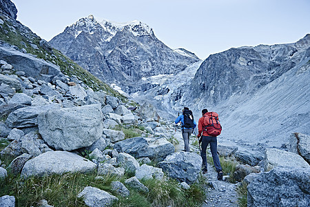 瑞士瓦莱州登山者朋友图片