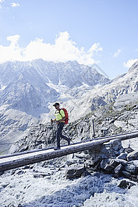 徒步穿越狭窄桥梁的登山者瑞士瓦莱斯马特洪峰塞尔文山图片