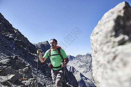 瑞士瓦莱斯马特洪峰塞尔文山徒步旅行者图片