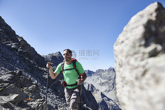 瑞士瓦莱斯马特洪峰塞尔文山徒步旅行者图片