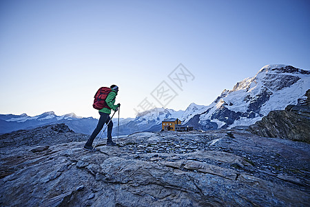 瑞士瓦莱斯马特洪峰塞文山岩石表面的徒步旅行者图片