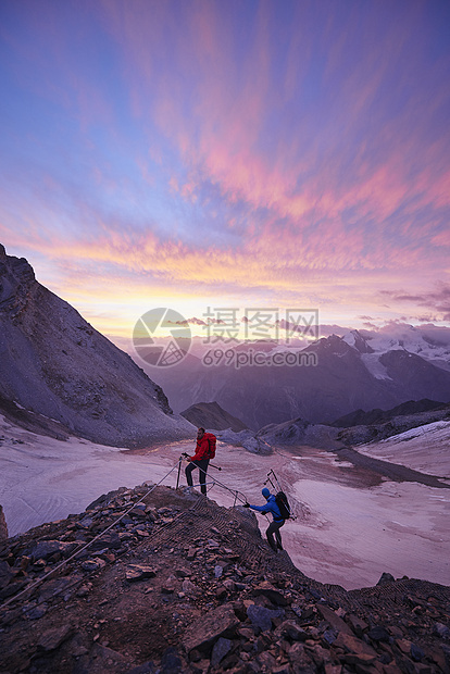 日落时瑞士瓦莱州山上的登山者图片