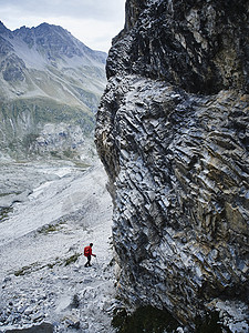 徒步旅行者穿越岩石地瑞士瓦莱斯马特洪峰塞尔文山图片