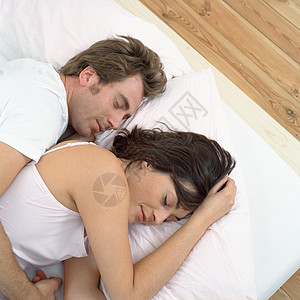 睡在床上的夫妻图片