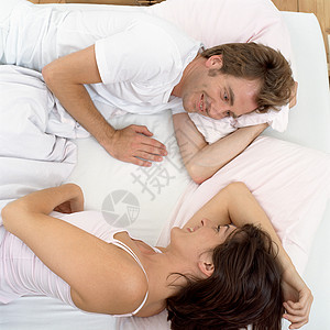 女默认头像夫妇在床上看着彼此微笑背景