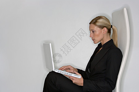 女人使用笔记本电脑图片