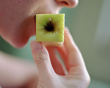 女人吃方苹果背景图片
