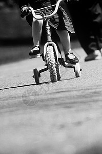 一个女孩学会骑自行车背景图片
