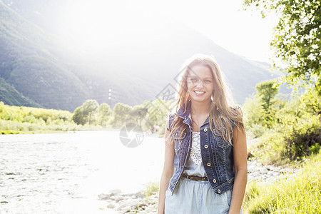 在意大利皮埃蒙特托斯河口岸的年轻女子肖像图片