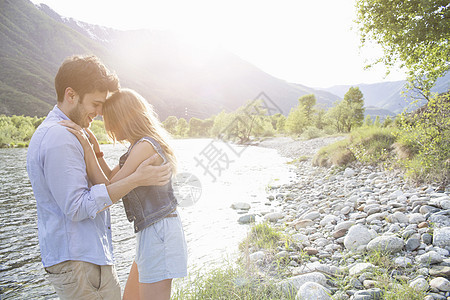 在意大利皮埃蒙特托斯河岸抱的年轻夫妇图片