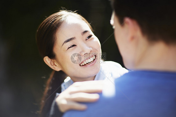 年轻情侣的肖像女人微笑图片