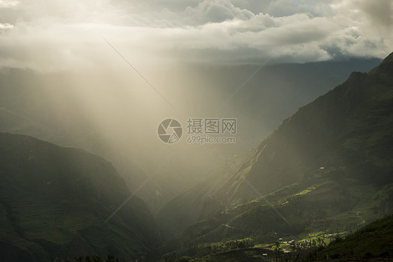 玻利维亚科迪勒拉雷亚尔索拉塔雾谷暴风雨般的阳光图片