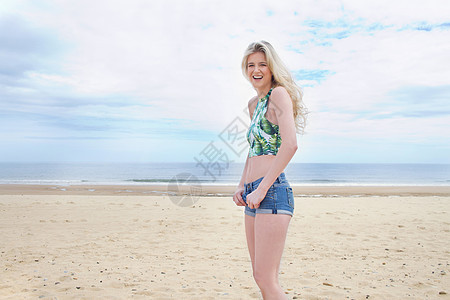 海滩上年轻女子的肖像图片