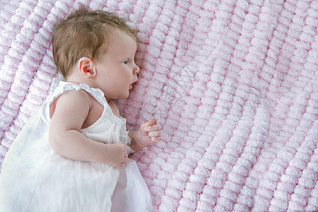 躺在毛毯上的婴儿背景图片