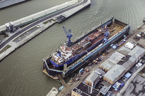 正在码头建造的船舶图片