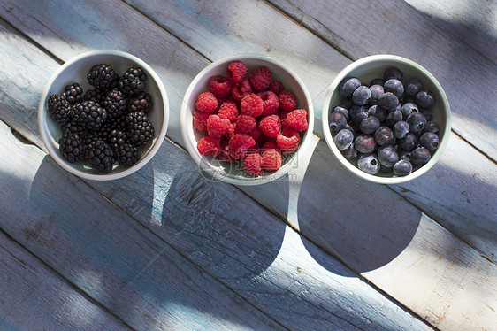 黑莓覆盆子和蓝莓的俯视图图片
