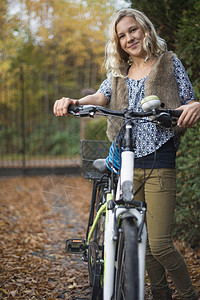 秋季公园里骑自行车的女孩图片