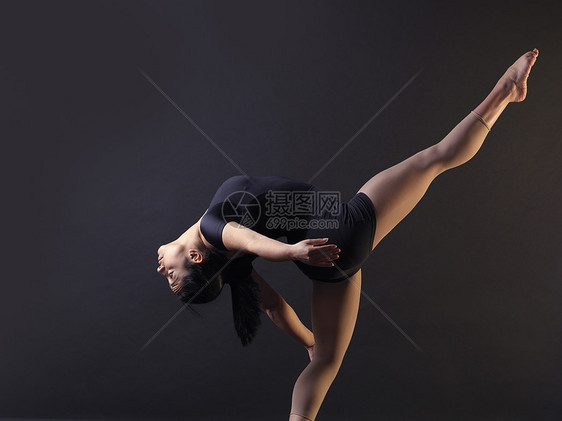 年轻女舞低关键镜头站在一条腿上向后弯曲图片