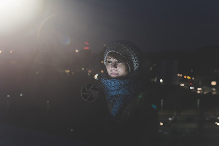 夜晚在城里戴毛衣帽的女人图片