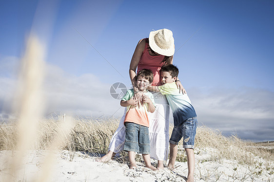 南非开普敦海滩上的母亲和儿子图片