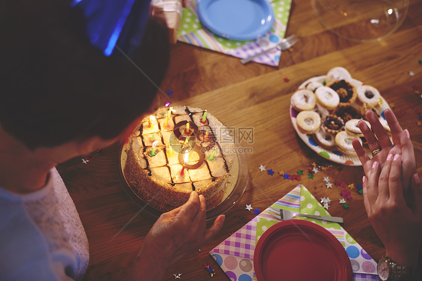 在派对上看生日蛋糕的女人图片