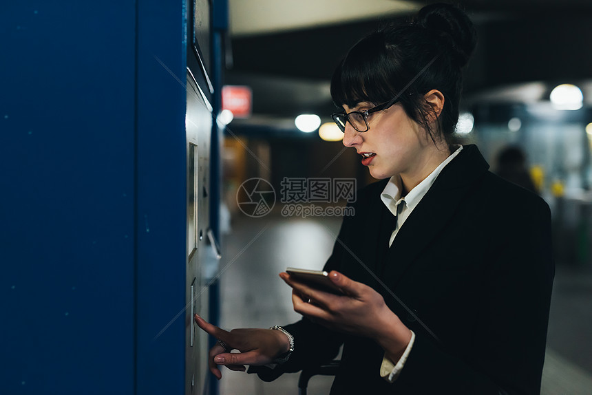 在意大利米兰使用售票机的女商人图片