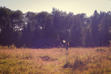 带着风筝在野外奔跑的少女的背影图片