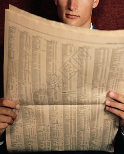 商人阅读金融报纸图片