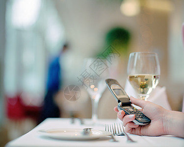 餐厅里的女短信图片
