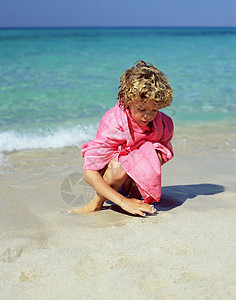 男孩在海边玩耍图片